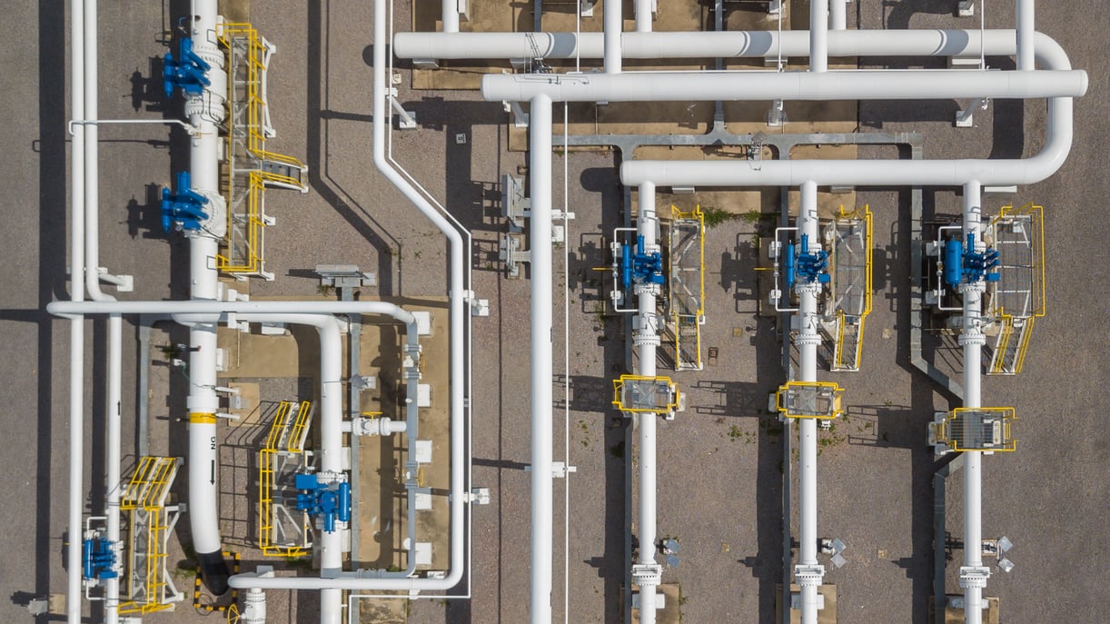 Explore the world of multi-language pipelines and learn how to leverage Apache Beam for cross-language data processing.