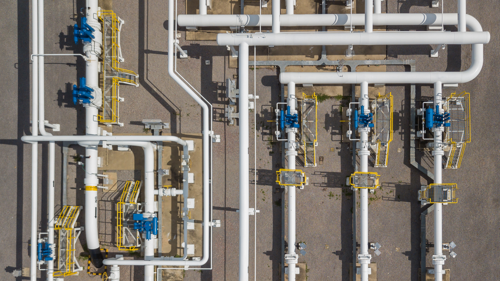 Explore the world of multi-language pipelines and learn how to leverage Apache Beam for cross-language data processing.